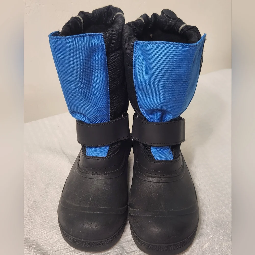 Tundra Kids Blue and Black Winter Boots Size 2.  # Z12